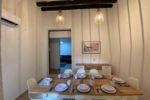 una mesa de comedor con sillas y platos. en CasaMelchers/AlbercaPrivada/CentroHistórico, en Mazatlán