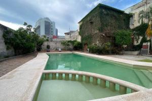 una piscina en medio de un edificio en CasaMelchers/AlbercaPrivada/CentroHistórico, en Mazatlán