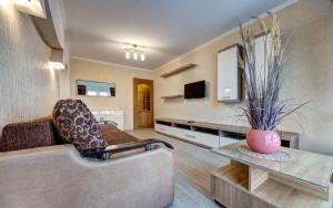 a living room with a couch and a table at 1к квартира метро Лук'янівка, Юрія Іллєнка 49 in Kyiv