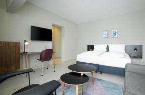 Un televizor și/sau centru de divertisment la Nordic Hotel Lagos