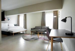 Un pat sau paturi într-o cameră la Nordic Hotel Lagos