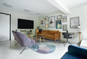 sala de estar con sofá y TV en Nordic Hotel Lagos en Lagos