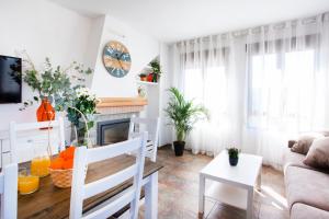 un soggiorno con divano e camino di Casa rural Torre Buena Vista a 40 minutos de Valencia con gran jacuzzi y vistas maravillosass a Benafer
