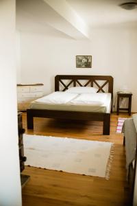 Un pat sau paturi într-o cameră la Jéhn Vendégház