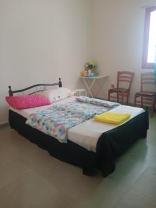 El AinにあるTransient furnished room 1 minute to Al aijn mallのベッド1台(椅子2脚、ベッドバイザー付)