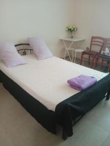 El AinにあるTransient furnished room 1 minute to Al aijn mallの大型ベッド1台(枕2つ付)