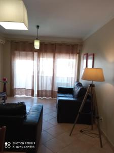 un soggiorno con divano e lampada di Apartamento Xelb a Silves