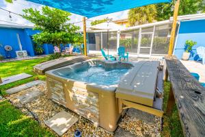einen Whirlpool im Hinterhof eines Hauses in der Unterkunft The Blue House Fort Lauderdale Airport/Cruise in Fort Lauderdale
