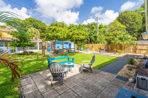 a backyard with two chairs and a blue bench at The Blue House Fort Lauderdale Airport/Cruise in Fort Lauderdale