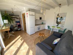een woonkamer met een bank en een keuken bij Casa Kiko Fuerteventura in Cotillo