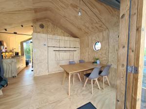 a dining room and kitchen with a table and chairs at Wikkelboats @ Tramkade Den Bosch in Orthen