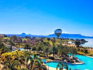 een heteluchtballon die over een zwembad in een resort vliegt bij Malai Manso Cotista - Resort Acomodações 4 hosp in Retiro