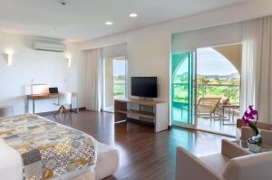 Cet appartement comprend une chambre avec un lit et un salon avec une télévision. dans l'établissement Malai Manso Cotista - Resort Acomodações 4 hosp, à Retiro