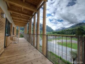 einen Balkon mit Bergblick in der Unterkunft Residence Alpin Kaprun by Kaprun Rentals in Kaprun