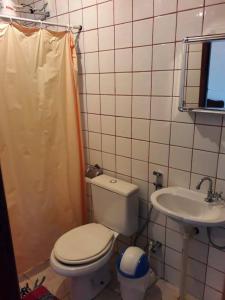 a bathroom with a toilet and a sink at Cipó Hostel in Serra do Cipo