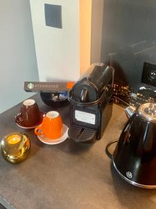 Příslušenství pro přípravu čaje a kávy v ubytování SLEEP INN - Black and Gold Loft Antwerp Cityview