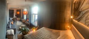 Postel nebo postele na pokoji v ubytování SLEEP INN - Black and Gold Loft Antwerp Cityview