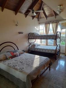 1 dormitorio con 3 literas y ventana en VILLA BETTY, en Anapoima