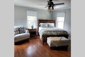 Postel nebo postele na pokoji v ubytování South Hills Charmer