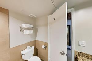 een badkamer met toilet en douche bij Aqua Palms Waikiki Ocean View Lanai Parking Included in Honolulu +18 foto's