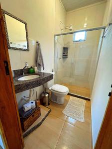 ドミンゴス・マルチンスにあるEncanto do Lagartoのバスルーム(シャワー、洗面台、トイレ付)
