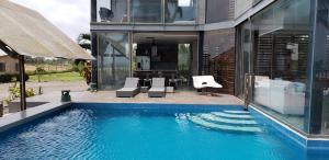 uma piscina em frente a uma casa em Casa frente al Mar EL PARAISO, Cojimies em Pedernales