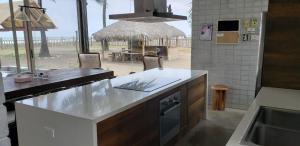 O bucătărie sau chicinetă la Casa frente al Mar EL PARAISO, Cojimies