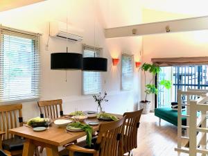 comedor con mesa de madera y sillas en Kamakura Vacation House, en Kamakura