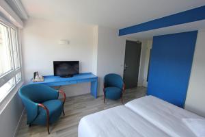 夏拉維恩的住宿－博爾里維格公寓酒店，一间带床和两把椅子的房间以及一台电视