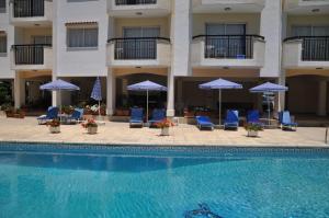 波利斯的住宿－瑪麗拉酒店式公寓，酒店设有带椅子和遮阳伞的游泳池