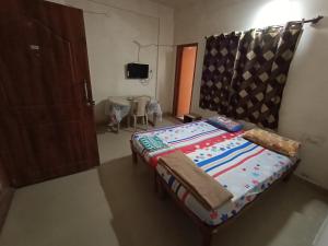 - une chambre avec un lit et une télévision dans l'établissement Professionals Pride PG, à Bangalore