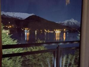 a window with a view of a lake and mountains at Albanta casa con costa en Bariloche in San Carlos de Bariloche