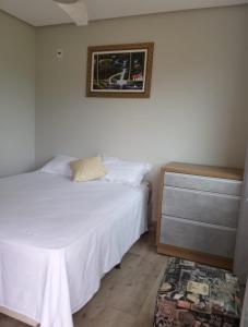 Een bed of bedden in een kamer bij Cantinho da Alegria Suítes