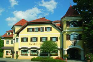 un gran edificio amarillo con una torre de reloj en Schreiner's - Das Waldviertel Haus, en Laimbach am Ostrong