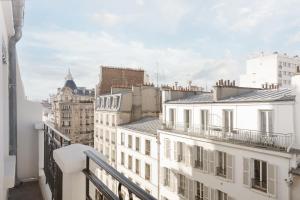 vista dal balcone di un edificio di Hôtel 31 - Paris Tour Eiffel a Parigi