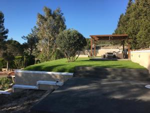 Vonkajšia záhrada v ubytovaní Luxury villa with stunning panoramic sea view