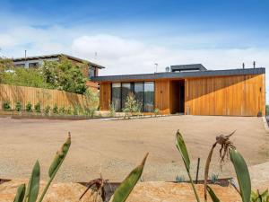 Cette maison moderne est dotée d'une façade en bois. dans l'établissement COASTAL LUXE MT MARTHA, à Mount Martha