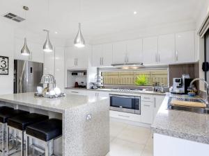 Kuchyň nebo kuchyňský kout v ubytování La Dolce Vita Retreat Rye