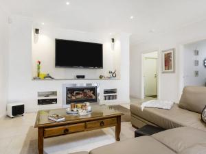 TV a/nebo společenská místnost v ubytování La Dolce Vita Retreat Rye