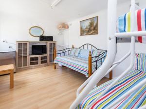 Un dormitorio con una litera y una sala de estar. en Renovated Beach Beauty Rosebud, en McCrae