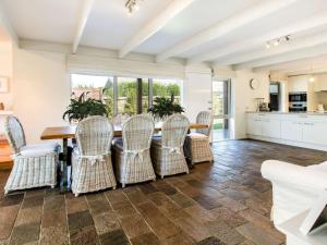 een eetkamer met een tafel en stoelen bij WAIKIKI BLAIRGOWRIE in Blairgowrie