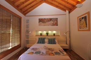 um quarto com uma cama num quarto com uma janela em Apartamento Duplex Gomerez 39 em Granada