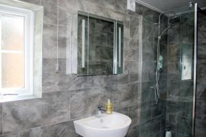 Koupelna v ubytování Carvetii - Uriah House - 4-Bedroom House sleeps up to 10 people + 11 fotografií