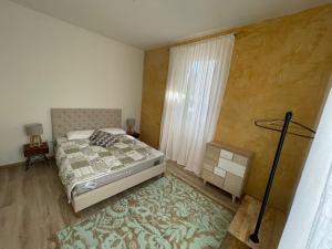 1 dormitorio con cama, ventana y alfombra en Smart Living Swiss, en Chiasso