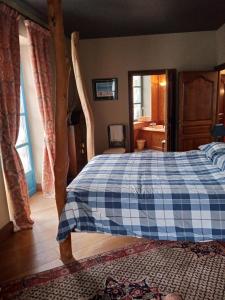 Llit o llits en una habitació de L'Ancien Hôtel