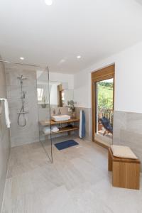 a bathroom with a glass shower and a sink at Weingut ADAM Amandus und Carmen in Leutschach