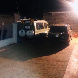 ein Lieferwagen, der nachts neben einem Zaun parkt in der Unterkunft Villa Serene Hotel in Kitale