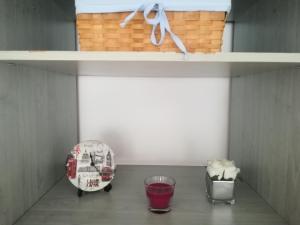 ein Regal mit zwei Gläsern und einem roten Getränk in der Unterkunft Var Apartman in Miskolc