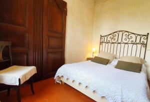 um quarto com uma cama branca e uma porta de madeira em Bed & Breakfast Chambres d'hôtes COTTAGE BELLEVUE em Cannes