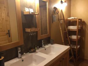 un baño con lavabo y espejo en location de chambre en petit duplex proche de la baie de Somme, en Bellancourt 17 fotos más